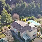 Konukevi D'hote Grise Avec Petit Dejeuner Sauna Et Jacuzzi En Option