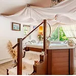 D'hote Grise Avec Petit Dejeuner Sauna Et Jacuzzi En Option Konukevi