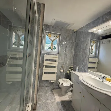 D'hote Grise Avec Petit Dejeuner Sauna Et Jacuzzi En Option Konukevi 3*