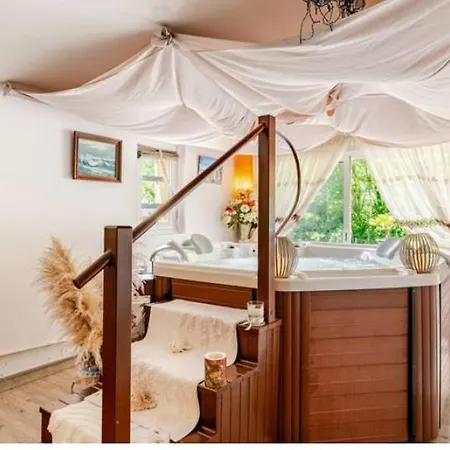 D'hote Grise Avec Petit Dejeuner Sauna Et Jacuzzi En Option Konukevi