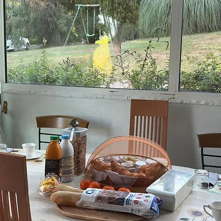 D Hôte Grise Avec Petit Déjeuner Sauna Et Piscine Inclus Jacuzzi En Option
